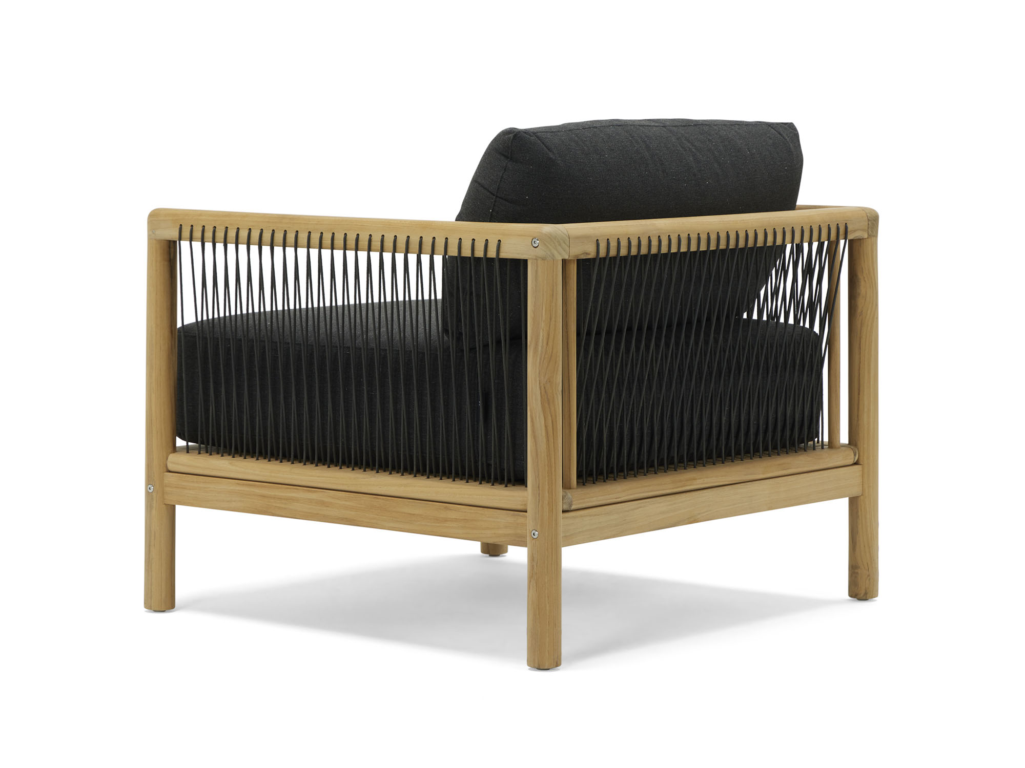 Vue inclinée arrière d'une chaise d'extérieur avec coussins noirs